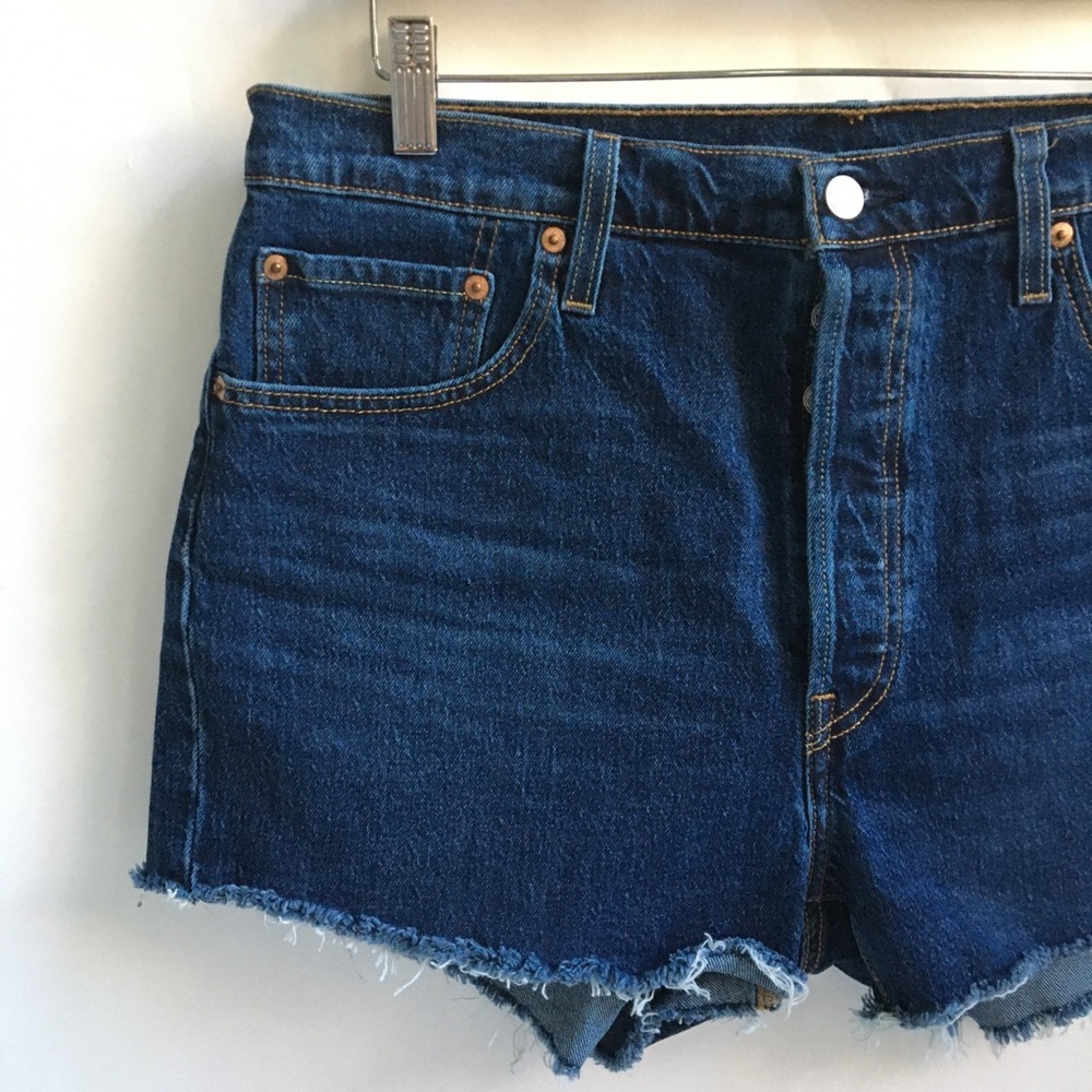 Levi’s 501 High Rise Buttonfly Raw Hem Dark Wash Blue Denim Jean Short Size 34 - Picture 3 of 17